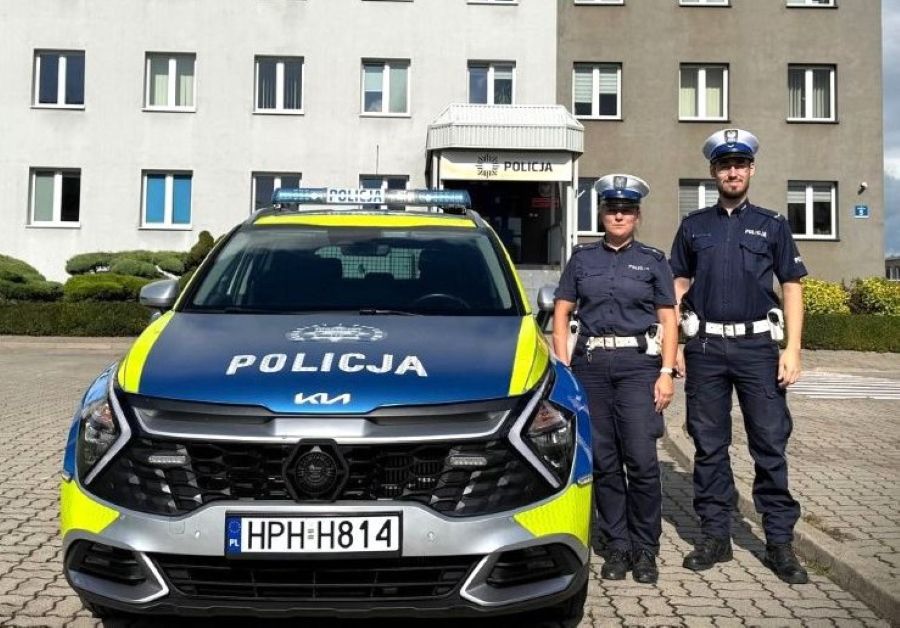 Przasnyscy policjanci wyprowadzili kobietę z płonącego mieszkania